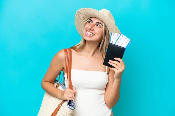 Mladá Běloška Plavkách Drží Pas Izolovaný Modrém Pozadí Vzhlíží Usmívá — Stock fotografie
