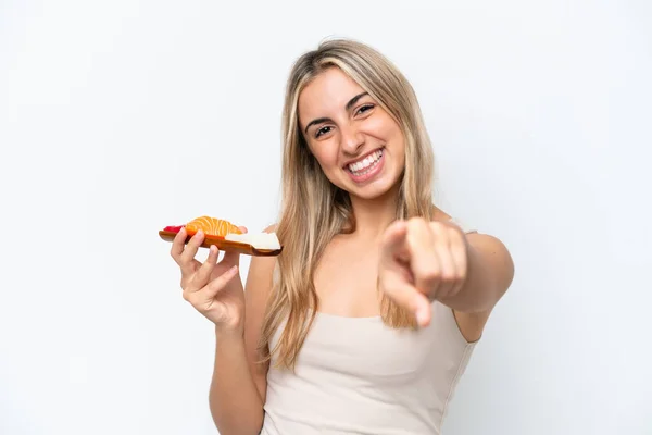 Ung Kaukasiska Kvinna Som Håller Sashimi Isolerad Vit Bakgrund Pekar — Stockfoto