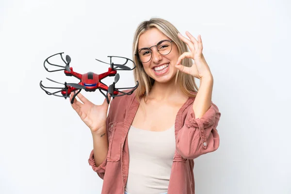 Femme Tenant Drone Sur Fond Isolé Montrant Signe Avec Les — Photo