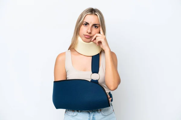 Vrouw Met Gebroken Arm Het Dragen Van Een Sling Geïsoleerd — Stockfoto