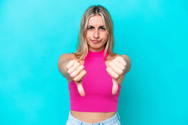 Mujer Joven Caucásica Aislada Sobre Fondo Azul Mostrando Pulgar Hacia — Foto de Stock