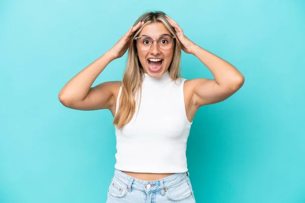 Giovane Donna Caucasica Isolata Sfondo Blu Con Espressione Sorpresa — Foto Stock