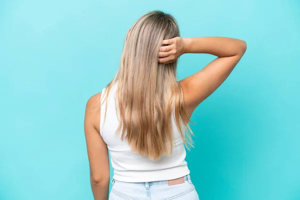 Jeune Femme Caucasienne Isolée Sur Fond Bleu Position Arrière Pensant — Photo