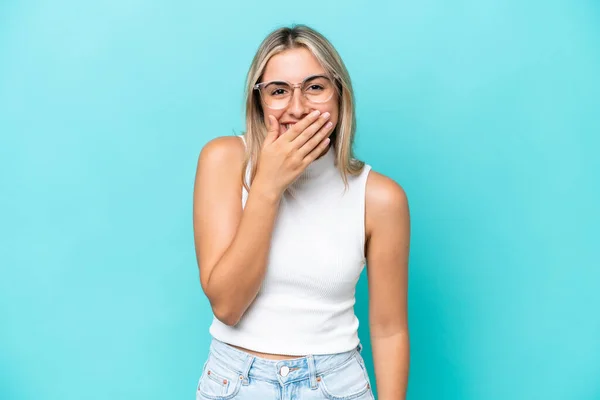 Jeune Femme Caucasienne Isolée Sur Fond Bleu Heureuse Souriante Couvrant — Photo