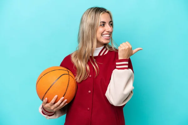 Young Caucasian Basketball Player Woman Isolated Blue Background Pointing Side — 스톡 사진