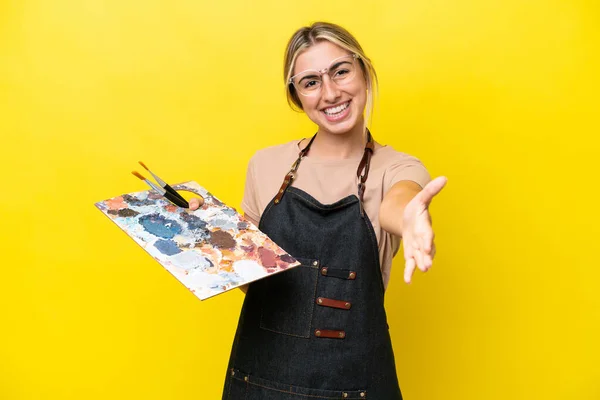 Joven Artista Caucásica Sosteniendo Una Paleta Aislada Sobre Fondo Amarillo —  Fotos de Stock