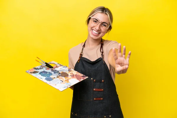 Młody Artysta Kaukaski Kobieta Trzyma Paleta Odizolowany Żółty Tło Szczęśliwy — Zdjęcie stockowe