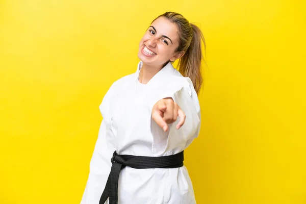 Ung Kaukasiska Kvinna Gör Karate Isolerad Gul Bakgrund Pekar Front — Stockfoto