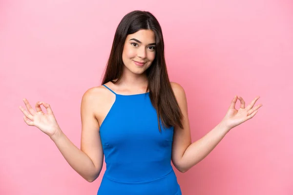 Jeune Femme Brésilienne Isolée Sur Fond Rose Pose Zen — Photo