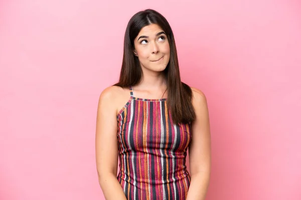 Young Brazilian Woman Isolated Pink Background Having Doubts While Looking — Stockfoto