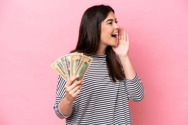 Joven Brasileña Tomando Mucho Dinero Aislada Sobre Fondo Rosa Gritando — Foto de Stock