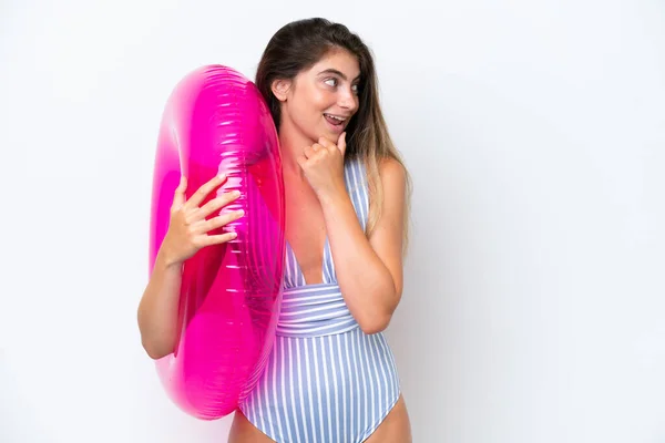 Junge Frau Badeanzug Hält Einen Luftmatratzen Donut Isoliert Auf Weißem — Stockfoto