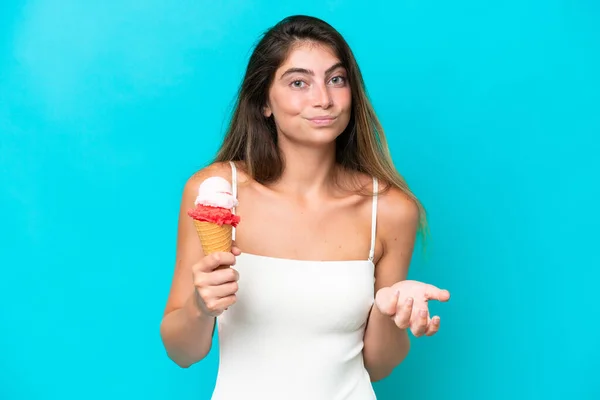 Junge Frau Badeanzug Hält Ein Eis Auf Blauem Hintergrund Und — Stockfoto