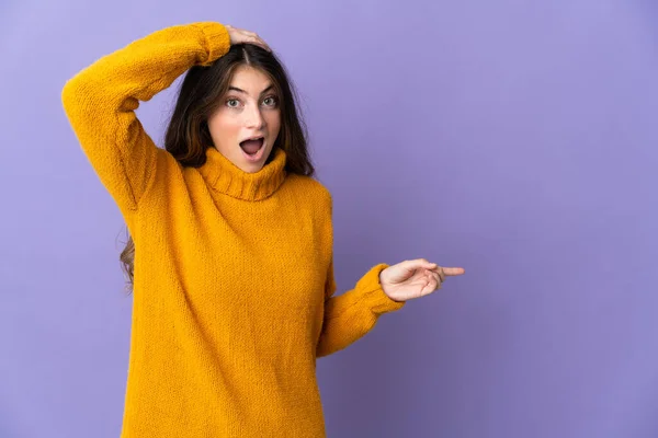 Giovane Donna Caucasica Isolata Sfondo Viola Sorpreso Puntare Dito Verso — Foto Stock