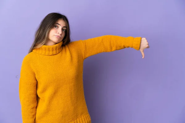 Jonge Blanke Vrouw Geïsoleerd Paarse Achtergrond Tonen Duim Naar Beneden — Stockfoto