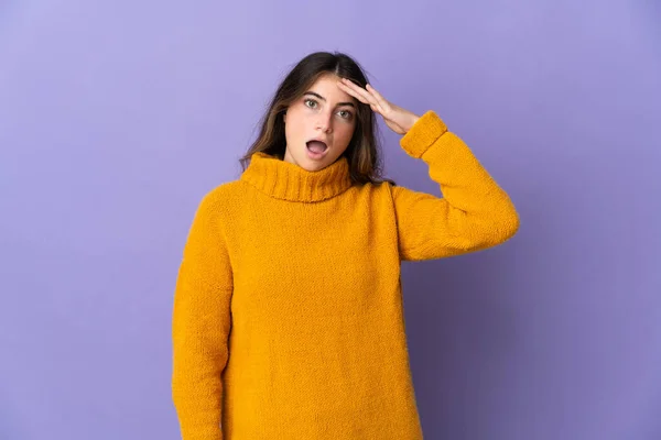 Young Caucasian Woman Isolated Purple Background Has Realized Something Intending — Stock Photo, Image