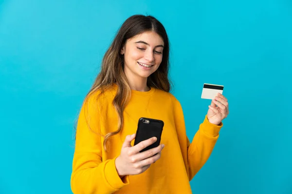 Jeune Femme Caucasienne Isolée Sur Fond Bleu Achetant Avec Mobile — Photo