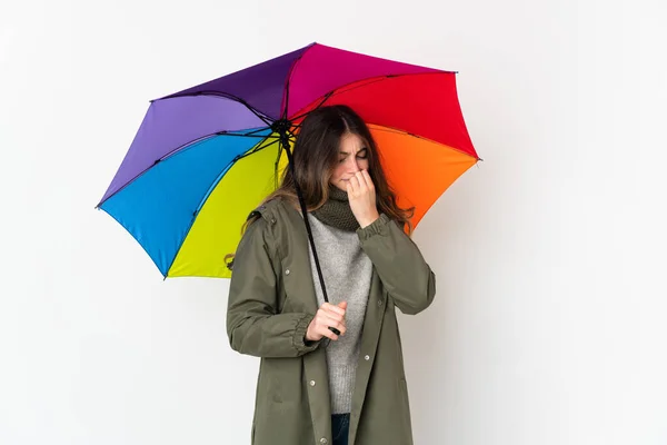 Beyaz Arka Planda Şemsiye Tutan Beyaz Bir Kadın Şüpheleri Var — Stok fotoğraf