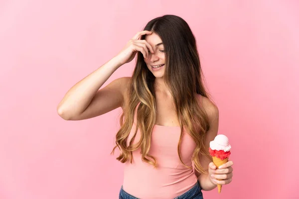 Mulher Caucasiana Jovem Com Sorvete Corneto Isolado Fundo Rosa Rindo — Fotografia de Stock