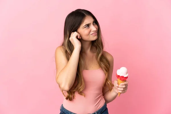 분홍색 배경에 아이스크림을 코카서스 여성은 좌절하고 가렸다 — 스톡 사진