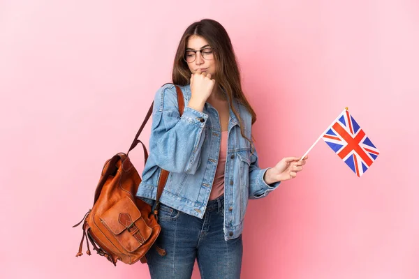 持有英国国旗的年轻女子 身披粉色背景 令人怀疑 — 图库照片