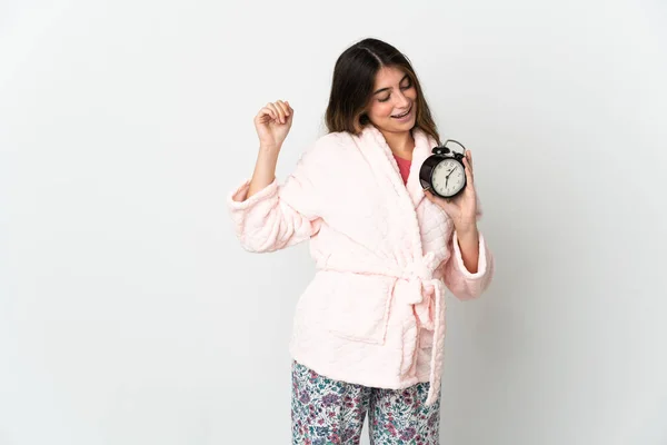 Jonge Kaukasische Vrouw Geïsoleerd Witte Achtergrond Pyjama Houden Klok Met — Stockfoto