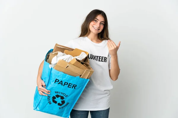 Młoda Kobieta Trzymająca Torbę Papierem Recyklingu Odizolowana Białym Tle Zapraszająca — Zdjęcie stockowe