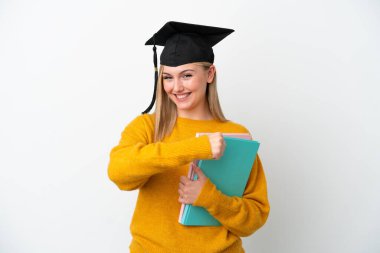 Beyaz arka planda izole edilmiş genç beyaz kadın zaferi kutluyor.