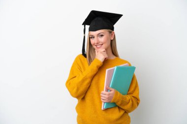 Beyaz arka planda izole edilmiş genç beyaz kadın mutlu ve gülümsüyor.