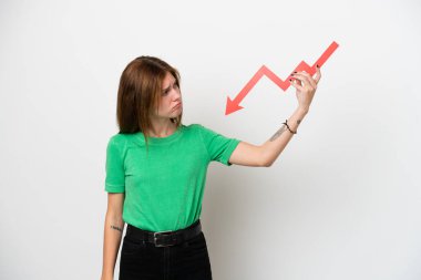 Beyaz arka planda izole edilmiş genç bir İngiliz kadın aşağıya doğru bir ok tutuyor ve üzgün bir ifadeyle.