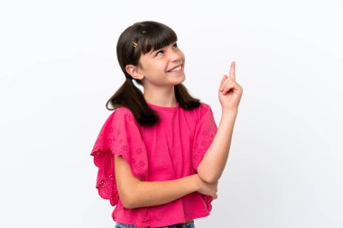 Beyaz arka planda izole edilmiş beyaz çocuk harika bir fikre işaret ediyor.