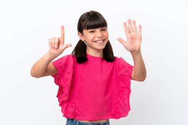 Beyaz arka planda izole edilmiş küçük beyaz çocuk yediyi parmaklarıyla sayıyor.