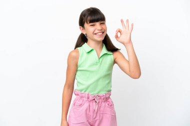 Beyaz arka planda izole edilmiş küçük beyaz çocuk parmaklarıyla tamam işareti gösteriyor.