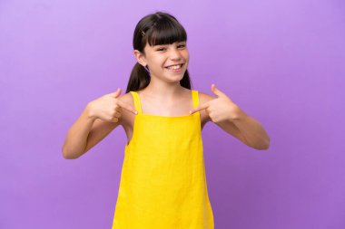 Küçük beyaz çocuk mor arka planda soyutlanmış gururlu ve kendini beğenmiş.