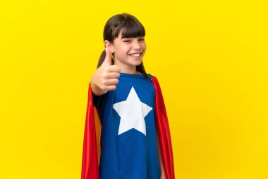 Küçük süper kahraman çocuk mor arka planda izole edildi. Başparmakları havada çünkü iyi bir şey oldu.