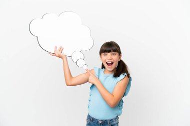 Beyaz arka planda izole edilmiş beyaz bir çocuk elinde şaşırtıcı bir ifadeyle düşünen bir konuşma balonu tutuyor.