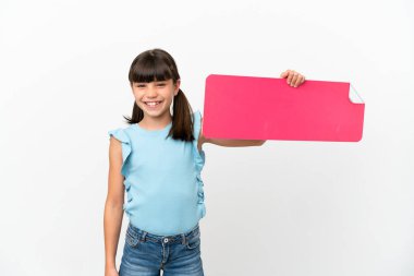 Beyaz arka planda izole edilmiş beyaz bir çocuk boş bir pankart tutuyor.