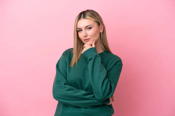 Mujer Joven Caucásica Aislada Pensamiento Fondo Rosa —  Fotos de Stock