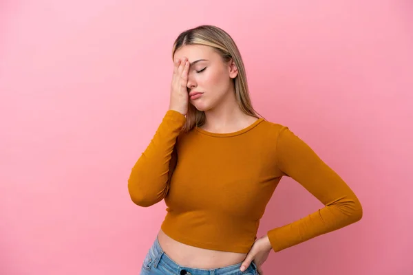 Giovane Donna Caucasica Isolata Sfondo Rosa Con Mal Testa — Foto Stock