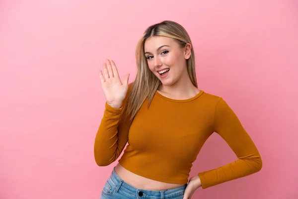 Giovane Donna Caucasica Isolata Sfondo Rosa Saluta Con Mano Con — Foto Stock