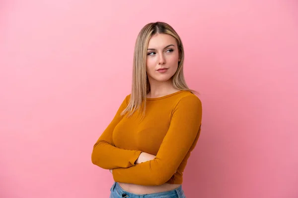 Mujer Joven Caucásica Aislada Sobre Fondo Rosa Manteniendo Los Brazos — Foto de Stock