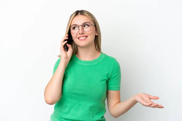 Joven Mujer Caucásica Aislada Sobre Fondo Blanco Manteniendo Una Conversación — Foto de Stock