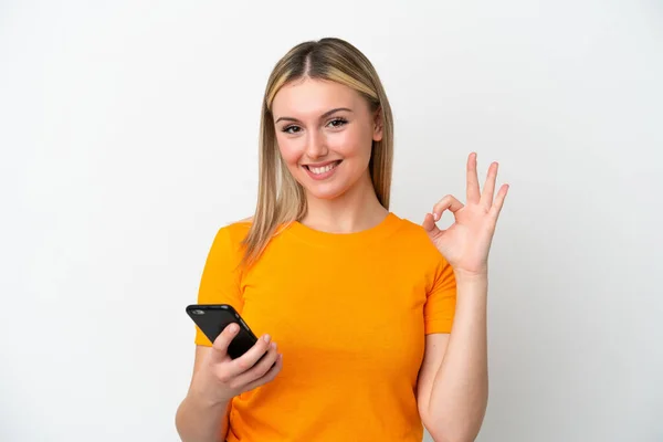 Jeune Femme Caucasienne Isolée Sur Fond Blanc Utilisant Téléphone Mobile — Photo