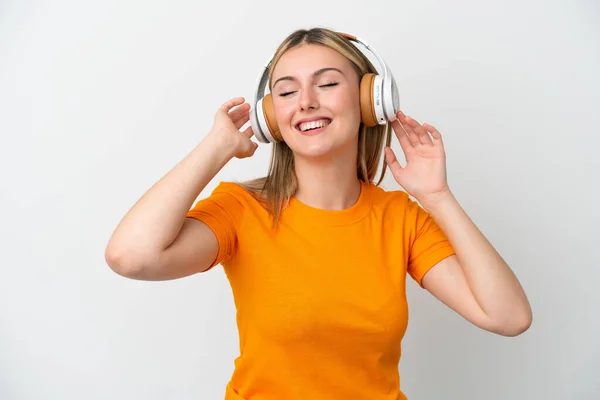 Jovem Caucasiana Isolada Fundo Branco Ouvindo Música Cantando — Fotografia de Stock