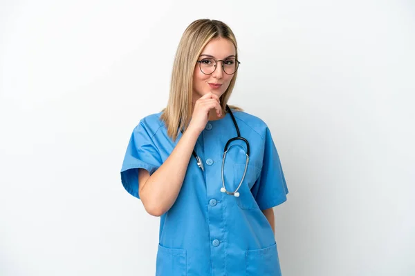若い外科医の医師の女性は白い背景に隔離され 検索アップ — ストック写真