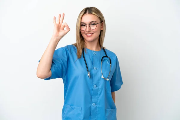 若いです外科医の女性隔離上の白い背景ショーOkサインとともに指 — ストック写真