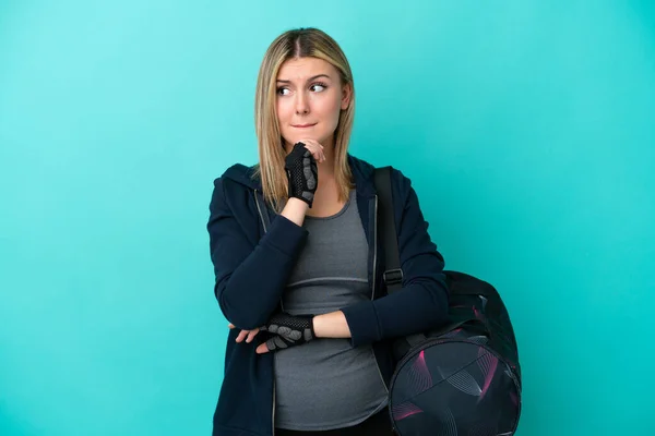 Mujer Deportiva Joven Con Bolsa Deporte Aislada Sobre Fondo Azul — Foto de Stock