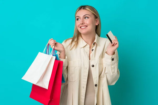 Ung Kaukasisk Kvinna Isolerad Blå Bakgrund Innehav Shoppingväskor Och Ett — Stockfoto