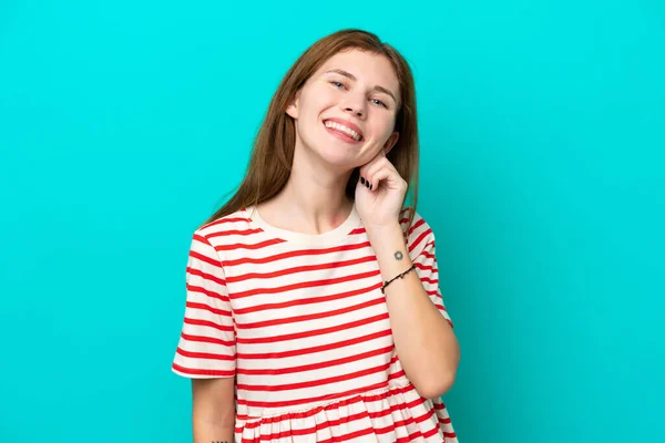 Ung Engelsk Kvinna Isolerad Blå Bakgrund Skrattar — Stockfoto