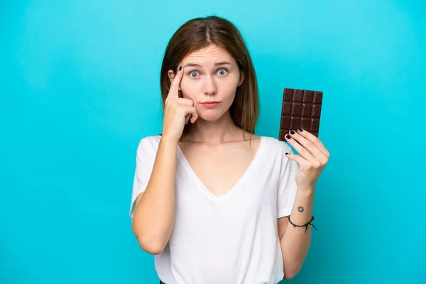 Mladá Anglická Žena Čokoládou Izolované Modrém Pozadí Myšlení Nápad — Stock fotografie